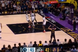 潇洒！里夫斯突破后旋转送出妙传 八村接球三分飙中追平 配图