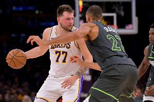 湖人VS森林狼首发：东契奇、斯玛特、里夫斯、八村塁、艾顿 配图