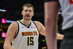 约基奇：“NBA不防守“的说法太扯淡了 要么不看球要么不懂球 配图