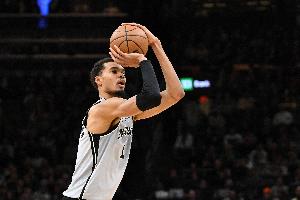 文班2次单场投进8+三分 中锋里仅次于波尔津吉斯的4次 配图