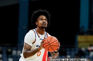 卢伟：古德温第三节回更衣室因有一个私人会议 对他很重要 配图