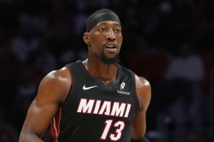 解说：媒体、球迷、队友都无比希望阿德巴约破纪录 那他就必须破 配图