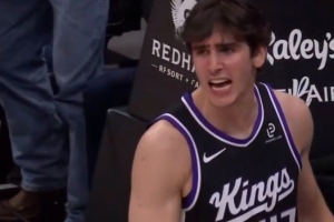 Kill the game！雷诺转身突破对抗赫夫强硬上篮2+1 怒吼庆祝！ 配图