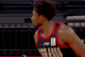 齐发力！半场史密斯15分5助&马凯尔·约翰逊12分4助&卡巴10分4板 配图