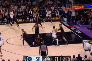 第十个三分终于进了！爱德华兹单打里夫斯撤步三分命中 配图