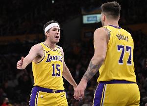 湖三疯！第三节湖人39-23净胜森林狼16分 里夫斯&东契奇合砍30分 配图