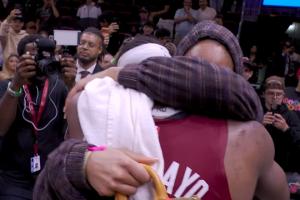 生命中最重要的两个女人！阿德巴约赛后与母亲&女友阿贾拥抱！ 配图