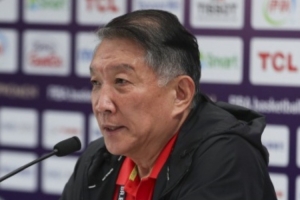 宫鲁鸣：我们的内线高度是很大的优势 会考虑不同的双塔组合 配图