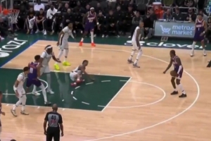 脚踝终结者都来了！杰伦·格林突破回拉晃倒吉昂 从容中投命中！ 配图