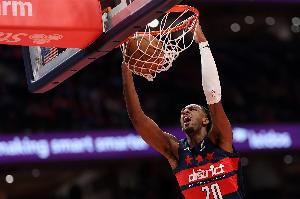 奈何对面已经疯了!萨尔半场14中10高效砍23分6板 单节得分均上双 配图