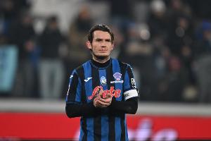 德容恩:拜仁太强了很难找到合适的措辞,我们本该收缩防守 配图