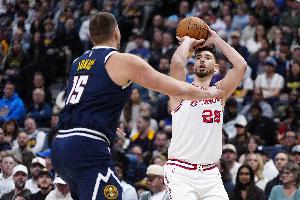 前三次交手1胜2负!火记:明天打掘金可能是赛季最重要一战 配图