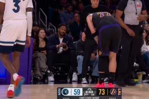 幸无大碍！东契奇晃开防守上篮打中 腿被顶到但继续作战 配图