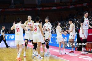 韩乔生：中国女篮三大中锋状态拉满 小宝惊艳全场 张子宇未来可期 配图