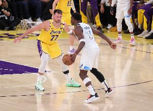 都铁哥们!湖人首节三分球11中0&森林狼12中1 兰德尔命中唯一进球 配图