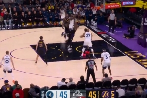 攻防发力！斯玛特造成爱德华兹进攻犯规 东契奇上篮率队反超 配图