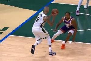 得赢球啊！库兹马点飞防守突破欧洲步上篮 已砍赛季新高33分！ 配图