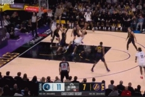 你还真别说！李凯尔一条龙强突 转身对抗转身失衡抛投弹进！ 配图