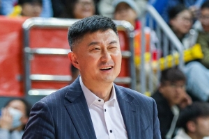 杜锋：回到新疆家乡还是很开心的 因为要比赛没有时间去陪家人 配图