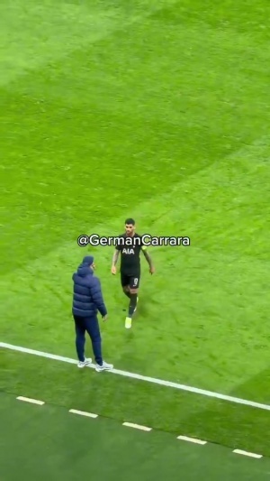 建议换人?罗梅罗赛中到场边和图多尔耳语几句,随后金斯基被换下 配图