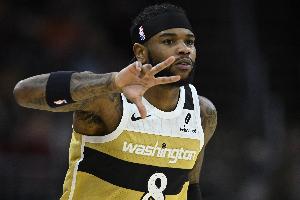 稍稍止血！哈迪弧顶接回传命中压哨三分球 配图