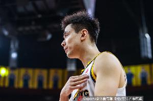 还不够！赵继伟半场替补11分钟 3中1&三分2中0拿到4分3助攻 配图