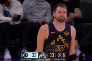 开张！东契奇弧顶命中湖人本场首记三分 此前全队三分15中0 配图