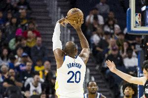 分毫不差！霍福德弧顶接球迎着扑防命中首节压哨三分 配图