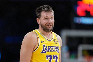 沃西:东契奇不可思议 能助攻能得分还能营造鼓舞全队的氛围 配图