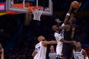 想简单了！艾顿接肯纳德脑后传球抛投 遭纳兹·里德迎面按帽封杀 配图