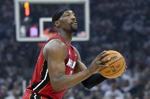 43罚！张佳玮：不是小看阿德巴约 但这场比赛最后已经变闹剧了 配图