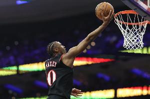 场均29分4.1板！Shams：马克西右手小指肌腱损伤 将在三周后复查 配图