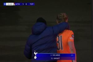 小伙快哭了!金斯基第17分钟被换后直接进通道 工作人员赶去安慰 配图