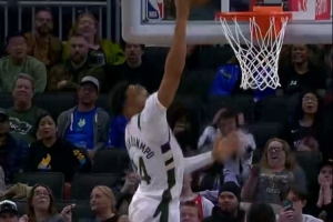 无大碍!字母哥突破上篮时轻微崴脚 随后自扣自补后表情略痛苦 配图