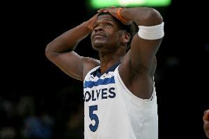 铁麻了！爱德华兹打满首节8中1&三分5中0仅拿3分1篮板 配图