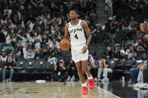 游刃有余！福克斯半场7中6高效砍下13分3板4助 配图