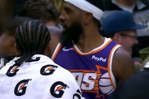 神射手！罗伊斯·奥尼尔骑马射箭压哨三分 单节6记三分独揽18分！ 配图