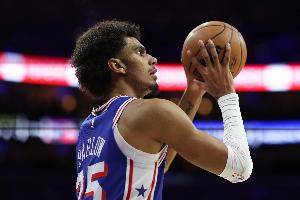 竞争奥斯卡？灰熊半节时间连续打铁失误 76人轰出21-2进攻狂潮 配图