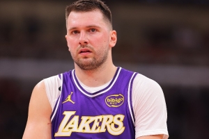 名记：东契奇证实自己与未婚妻分手 并在争夺两个女儿监护权 配图