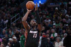 解说：都在说阿德巴约刷 其实张伯伦100分那场也是刷的 配图