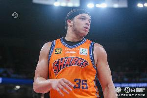 予取予求！洛夫顿半场14分钟11中8砍20分4篮板 但也有5次失误 配图