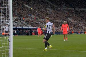 干嘛呢?阿劳霍在禁区弧顶散步“目送”,巴恩斯无人盯防轻松破门 配图