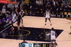 简直梦游！拉拉维亚篮下接球 空篮再度上丢 配图