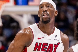 大学室友!福克斯打趣:阿德巴约83分太疯狂 很生气他得分比我多 配图