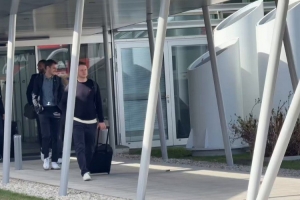 拜仁球员抵达慕尼黑,乌尔比希、穆西亚拉、戴维斯能够正常走路 配图