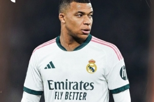 皇马2026-27赛季主场球衣谍照:主体白色搭配深绿和粉色点缀 配图