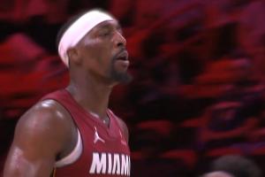 阿德巴约再造犯规+快攻暴扣 两节半52分！！ 配图