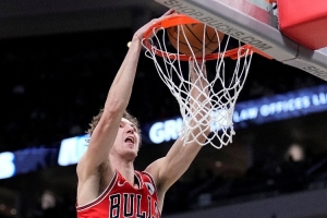 生涯之夜！布泽利斯28投16中砍下生涯新高的41分 另有6板2断2帽 配图