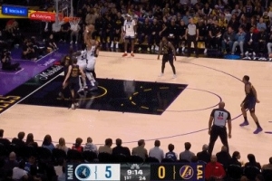 着啥急啊！戈贝尔抢到前场板 高举高打补空篮没放进 配图