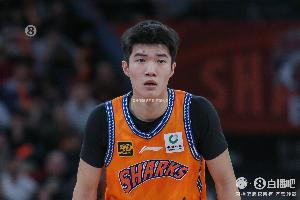 卢伟：偰李永炜作为我们重点培养的后卫 这段时间一直表现得很好 配图